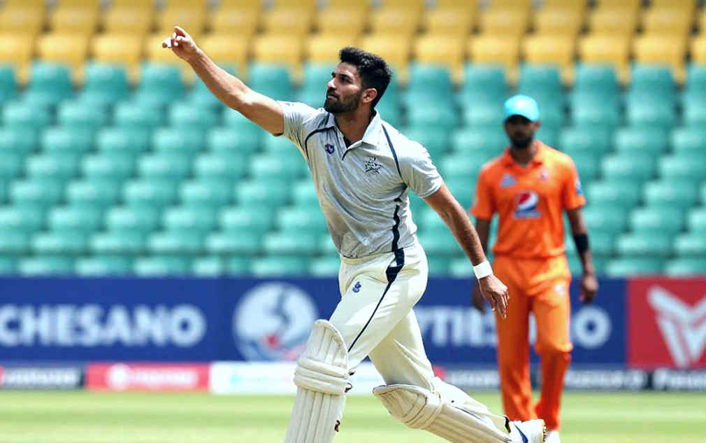 শূন্য ফ্রেম, ভাঙা চেইন: খালি লগের সামনে একজন রেফারির একমাত্র সিদ্ধান্ত